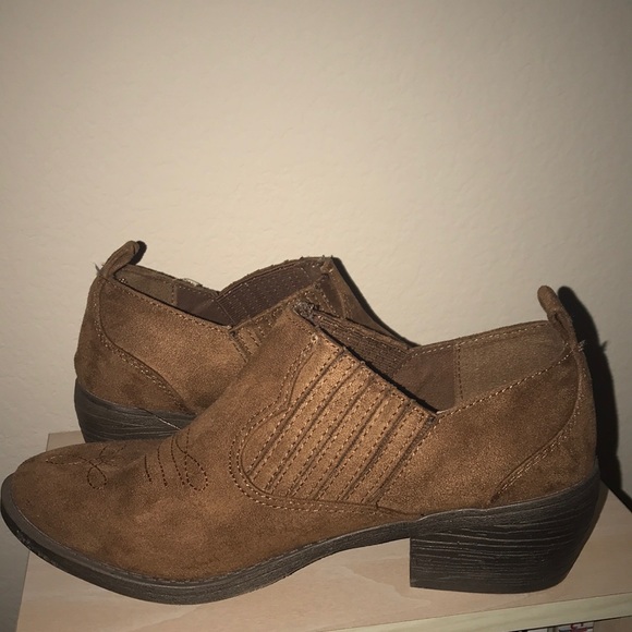 low cut brown boots. - Picture 2 of 5